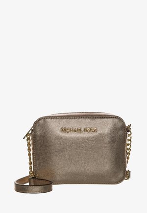 Kompaktowa metaliczna złota torebka na ramię z łańcuszkiem i złotym logo Michael Kors z przodu.