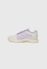 Scarpa sportiva leggera in bianco e lavanda, con tomaia in rete, chiusura con lacci, design a tre strisce sul lato e suola imbottita.