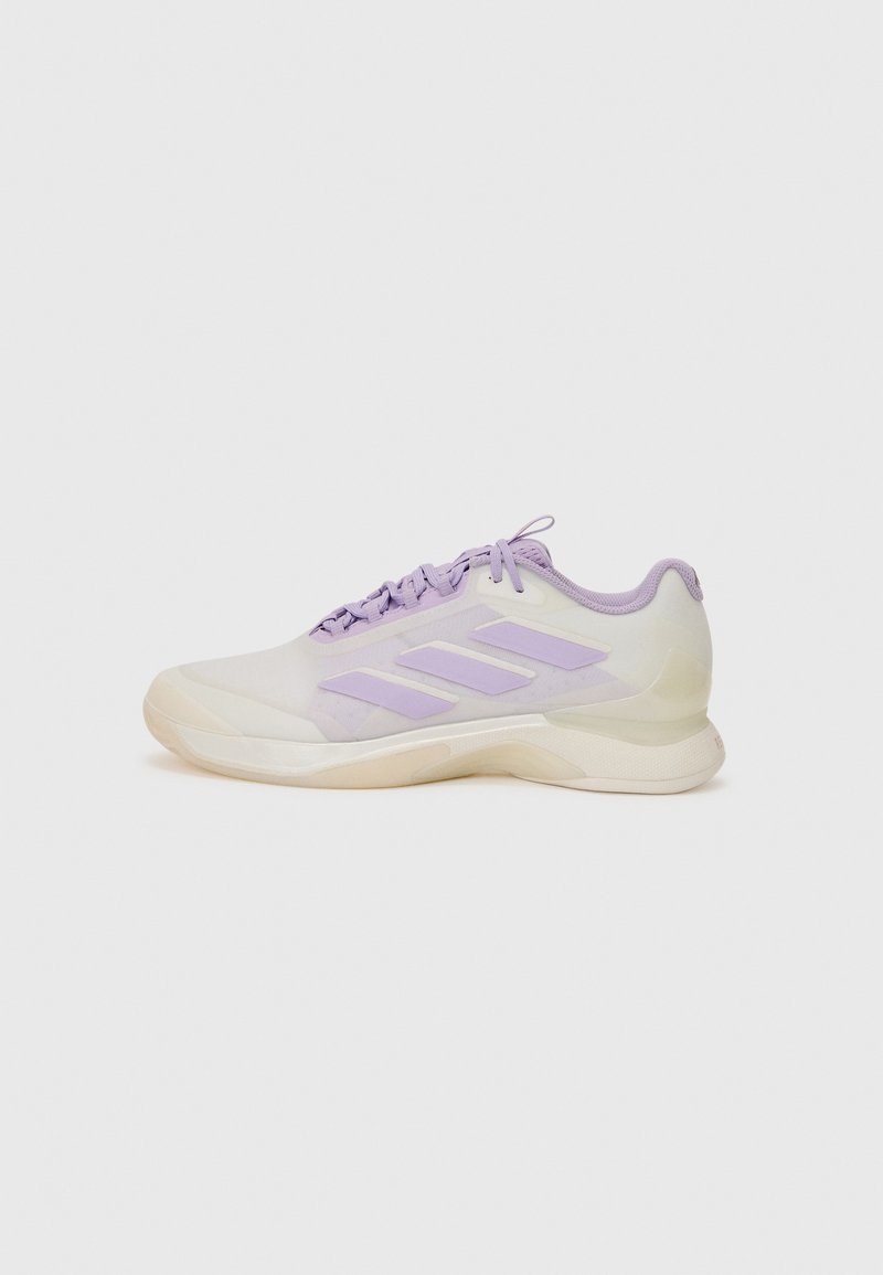 Scarpa sportiva leggera in bianco e lavanda, con tomaia in rete, chiusura con lacci, design a tre strisce sul lato e suola imbottita.