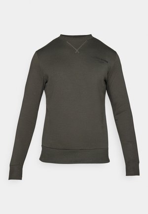 Sudadera verde oscuro de manga larga, con puños y dobladillo acanalados. Presenta un escote redondo y un sutil detalle de logo cerca del hombro.