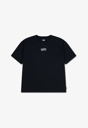 Μαύρο κοντομάνικο μπλουζάκι Levi's με λευκό λογότυπο Levi's στο κέντρο του στήθους και μια μικρή κόκκινη ετικέτα Levi's στη ραφή της αριστερής πλευράς.