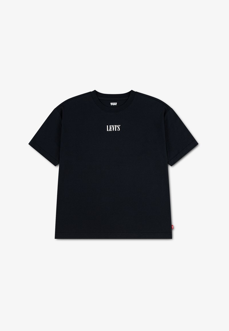 Μαύρο κοντομάνικο μπλουζάκι Levi's με λευκό λογότυπο Levi's στο κέντρο του στήθους και μια μικρή κόκκινη ετικέτα Levi's στη ραφή της αριστερής πλευράς.