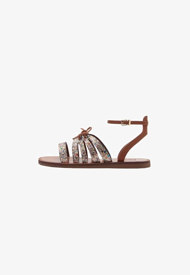Brun sandal med flere glitrende remme, flad sål, en ankelrem med spænde og en glat tekstur. Letvægtsdesign til afslappet brug.