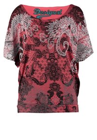 Chemise rouge à manches courtes avec des motifs complexes floraux et cachemire en noir et blanc, doté d'un large décolleté et du logo "Desigual" à l'intérieur du col.