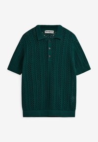 Polo en maille vert foncé à manches courtes avec motif ajouré, col et poignets côtelés, et patte à trois boutons.
