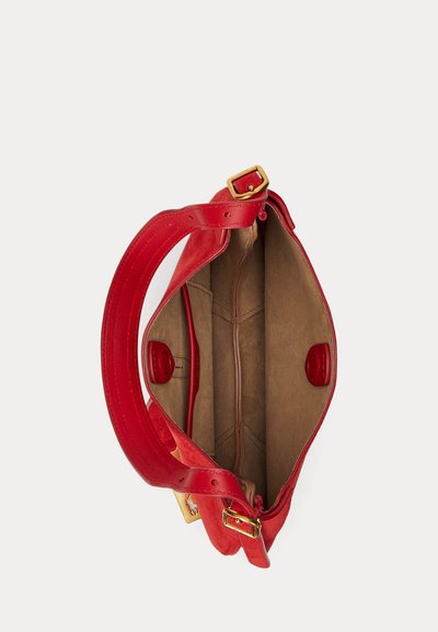 Rdeča usnjena torbica z zlatim okovjem, ki ima prostorno svetlo rjavo notranjost in več predelkov, vključno z žepom z zadrgo in zapiranjem na gumb.