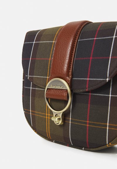 Sac bandoulière à carreaux marron avec une sangle en cuir et des accessoires en doré. Il présente un rabat arrondi et un fermoir en métal proéminent avec le nom de la marque.