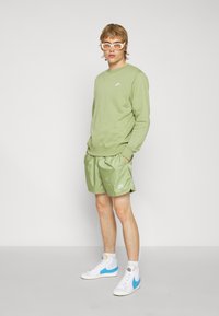 Nike Sportswear M NSW SPE WVN LND FLOW SHORT - Calças de fato de treino - alligator