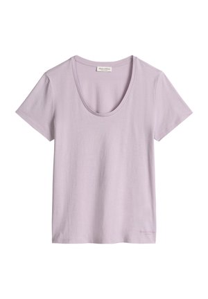 Lichtpaars T-shirt met korte mouwen en een ronde hals, een label aan de binnenkant van de kraag en een klein Marc O'Polo-logo onderaan de zoom, afgebeeld op een witte achtergrond.