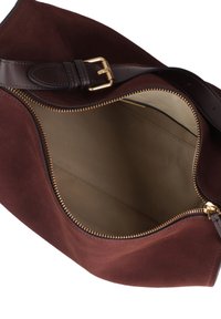 Borsa a tracolla in suede marrone con apertura con zip, fodera interna chiara e tracolla in pelle scura con dettaglio in metallo dorato.