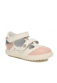 Witte leren Mary Jane-schoen met een roze neuskap en vlinder-detail. Voorzien van een klittenbandsluiting, uitsnijdingen en een gestructureerde zool.