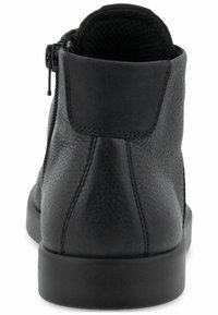 Černá kožená kotníková bota s hladkou texturou, kulatou špičkou, nízkým podpatkem a zipovým zapínáním na boku. Jednoduchý design, pevná konstrukce.