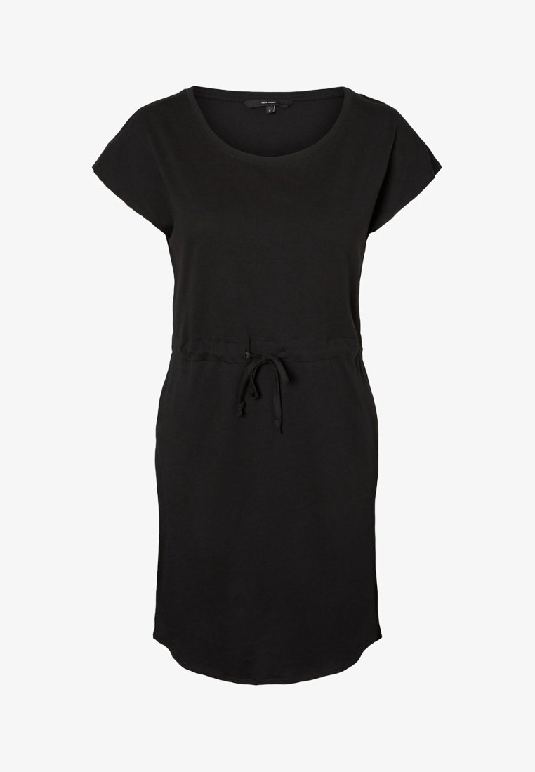 Černé šaty vyrobené z měkké látky, s kulatým výstřihem, krátkými rukávy, nastavovací šňůrkou v pase a mírně zakřiveným lemem.