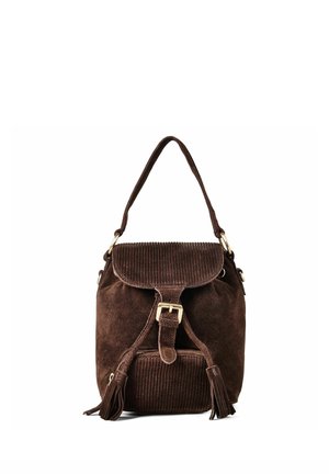 Bolso de mano de ante marrón con solapa frontal con hebilla, pequeño bolsillo delantero con flecos y una sola asa.