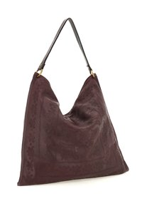 Borsa a spalla in pelle marrone scuro con motivi floreali in rilievo e un manico singolo con anelli in metallo dorato.