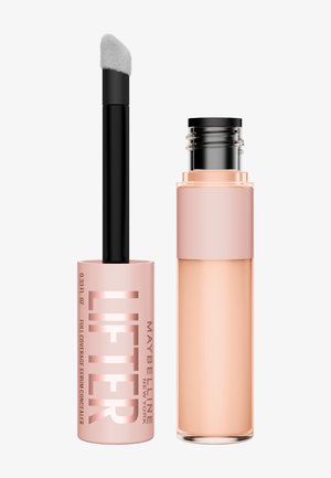 Maybelline Lifter full coverage serum concealer in een matte lichtroze tube met een zachte applicator en een doorzichtig glazen flesje met zwarte dop.