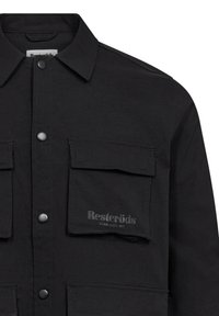 Giacca nera con colletto classico, due tasche a toppa frontali, bottoni a pressione e la scritta "Resteröds" stampata sulla tasca sinistra.