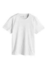 Prosty biały t-shirt z krótkim rękawem i okrągłym dekoltem, wykonany z miękkiego materiału, prezentowany na białym tle.