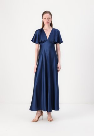 Abito maxi in satin blu navy con profondo scollo a V, maniche a farfalla e gonna ondeggiante. Presenta una texture liscia con un leggero luccichio.