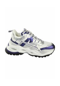 Bela in vijolična športna teniska z teksturiranim mrežastim zgornjim delom, reflektivnimi srebrnimi podrobnostmi, debelim črnim podplatom in vezalnim dizajnom.