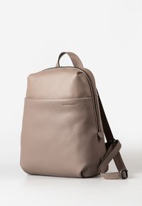 Leder-Rucksack in Hellbraun mit einer glatten Fronttasche, gepolstertem Rücken, verstellbarem Riemen und Tragegriff; hat einen Reißverschluss.
