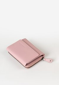 Portafoglio in pelle rosa con chiusura a zip, texture liscia e dettaglio a pressione. Presenta un design piegato e una cerniera nera a contrasto.