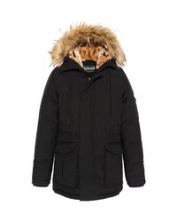 Parka negra de invierno con capucha forrada de piel, interior de felpa color beige, bolsillos delanteros y cierre de cremallera. Cuenta con puños elásticos y cordones ajustables.