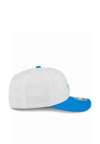 Casquette de baseball perforée blanche avec une visière courbée bleu vif et un bouton sur le dessus, vue de côté.