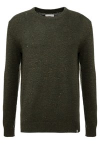 Pull en maille texturée vert foncé, avec des éclats subtils d'orange et de jaune, dotant d'un col rond et de poignets côtelés.