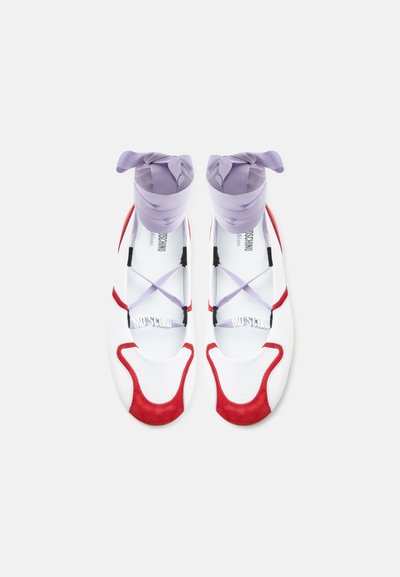 Ballerines blanches et rouges avec rubans de cheville lavande croisés et logo "Moschino" marqué sur l'avant et la semelle intérieure, vues en paire de dessus.