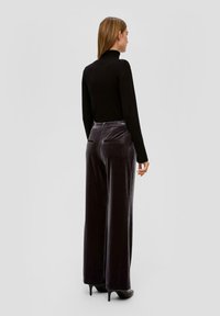 s.Oliver BLACK LABEL REGULAR MIT WIDE LEG - Stoffhose - dunkelgrau