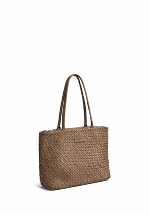 Geantă tote din piele maro țesută, cu două mânere și formă dreptunghiulară, așezată vertical pe un fundal alb.