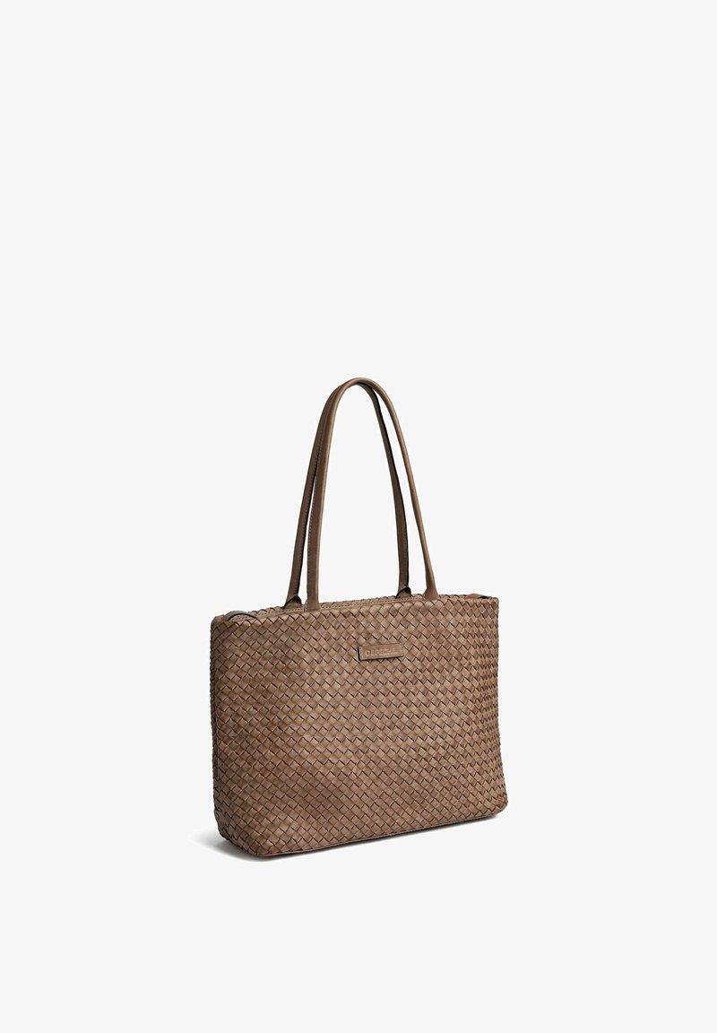 Hnedá tkáčska kožená kabelka typu tote s dvoma rukoväťami a obdĺžnikovým tvarom, stojaca vzpriamene na bielom pozadí.