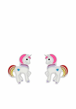 Paar weiße Ohrringe in Einhornform mit pinken Mähnen, lila Halsstreifen, blauen Herzen auf den Körpern und regenbogenfarbenen Schwänzen vor weißem Hintergrund.