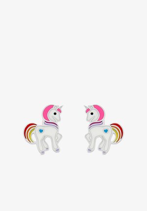 Coppia di orecchini bianchi a forma di unicorno con crini rosa, strisce viola sul collo, cuori blu sul corpo e code arcobaleno su sfondo bianco.
