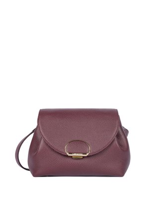 Petit sac à main en cuir violet foncé texturé avec un rabat incurvé et une fermeture ovale dorée, présenté sur fond blanc.