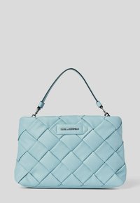 Světle modrá obdélníková kabelka vyrobená z prošívaného materiálu, s horní rukojetí a stříbrnou logem. Hladký povrch a moderní design.