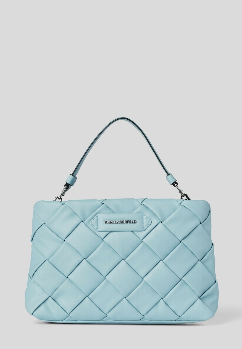 Světle modrá obdélníková kabelka vyrobená z prošívaného materiálu, s horní rukojetí a stříbrnou logem. Hladký povrch a moderní design.