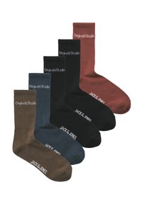 Vijf paar crew-sokken in bruin, blauw, zwart en bordeaux. Elke sok draagt het logo "Originals Studio" of "JACK & JONES" in het wit.