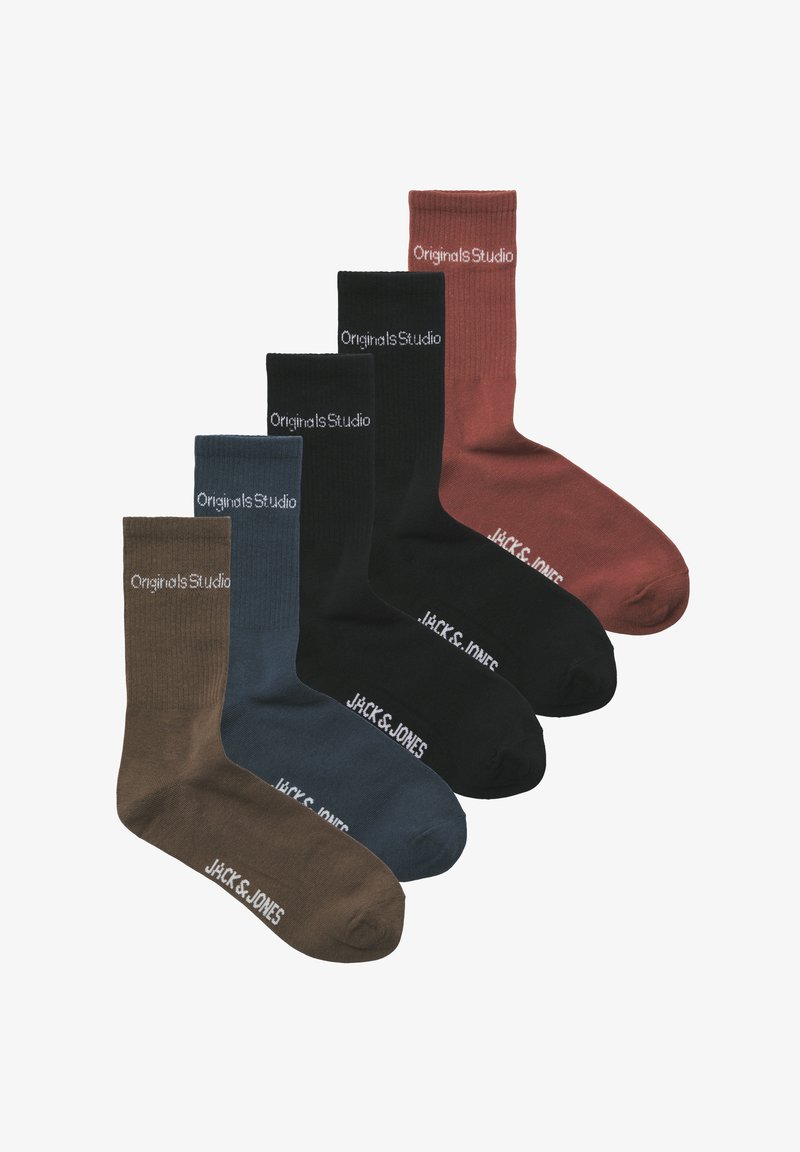 Vijf paar crew-sokken in bruin, blauw, zwart en bordeaux. Elke sok draagt het logo "Originals Studio" of "JACK & JONES" in het wit.