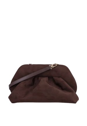 Borsa clutch in suede marrone scuro con dettaglio arricciato e tracolla in pelle staccabile, su sfondo bianco.