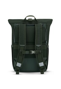 Zöld, felhajtható hátizsák hálós háttal és párnázott pántokkal, cipzáros zsebbel, állítható csatokkal és megerősített alappal.