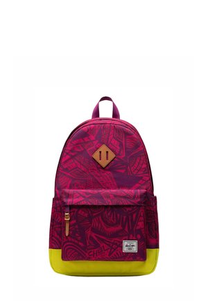 Sac à dos avec un tissu rose à motif, une base jaune et des accents en cuir marron. Il comprend une poche avant et une poignée supérieure pour un transport facile.