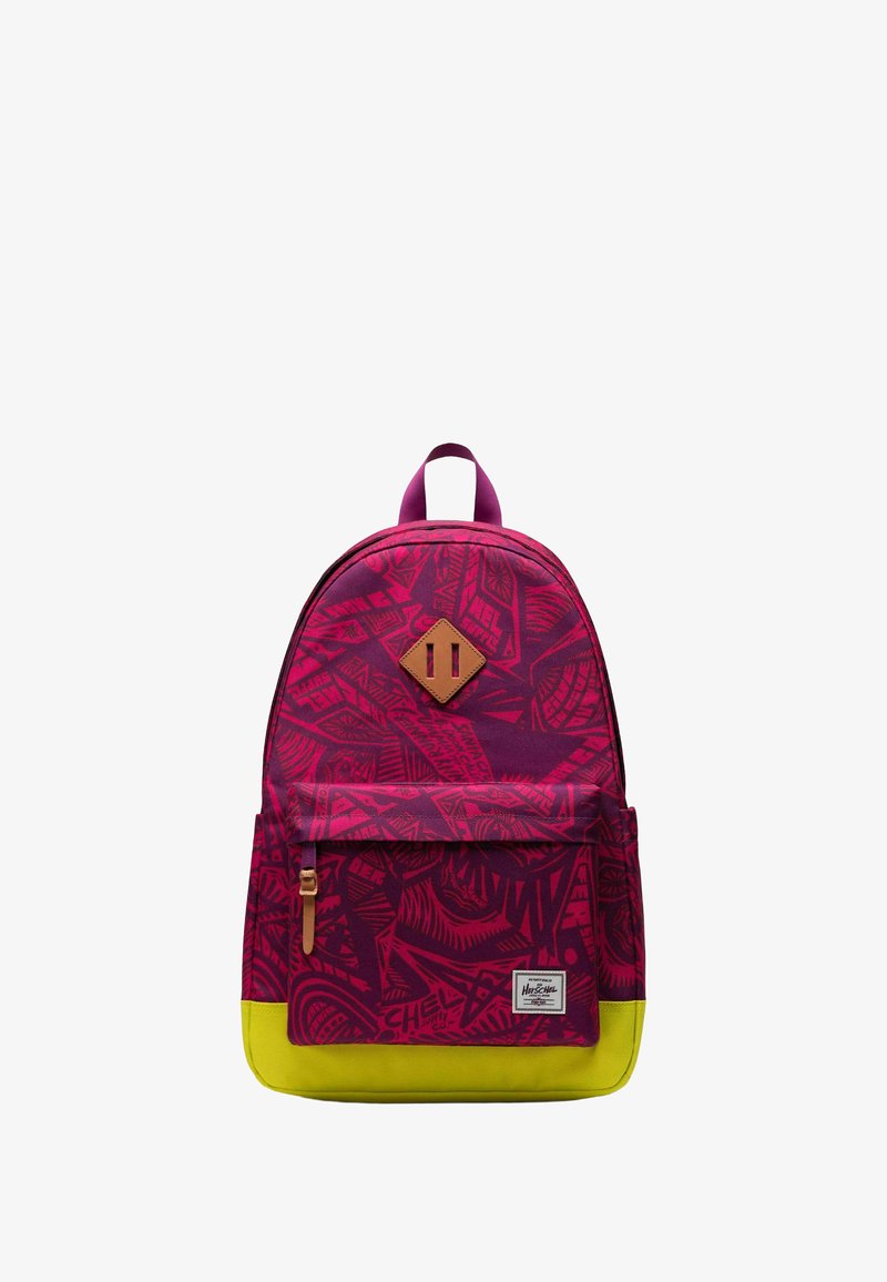 Sac à dos avec un tissu rose à motif, une base jaune et des accents en cuir marron. Il comprend une poche avant et une poignée supérieure pour un transport facile.