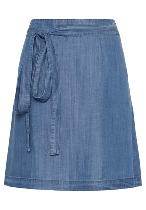 Jeans-Wickelrock in Hellblau, mit gebundenem Taillenbereich, glatter Textur und einem ausgestellten Schnitt, der oberhalb des Knies endet.