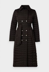 Melnas quiltētas mēteļa ar apkakli, garām piedurknēm, jostu viduklī un sudraba pogu akcentiem priekšpusē. Satur teksturētu rakstu.