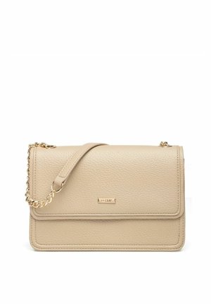Beżowa, teksturowana torba na ramię ze skóry z złotym łańcuszkiem i małą, prostokątną złotą tabliczką z logo na przedniej klapie.
