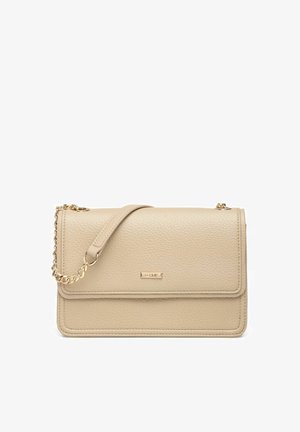 Beżowa, teksturowana torba na ramię ze skóry z złotym łańcuszkiem i małą, prostokątną złotą tabliczką z logo na przedniej klapie.