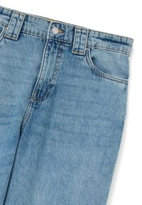 Jeans in denim azzurro chiaro con taglio classico dritto, dotati di chiusura con bottoni, passanti per cintura e due tasche anteriori. Tessuto strutturato con finitura sbiadita.
