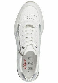 Sneaker bianco S. Oliver con tomaia in pelle, dettagli perforati, accenti argentati e una cerniera laterale. Presenta una soletta testurizzata e un colletto imbottito.